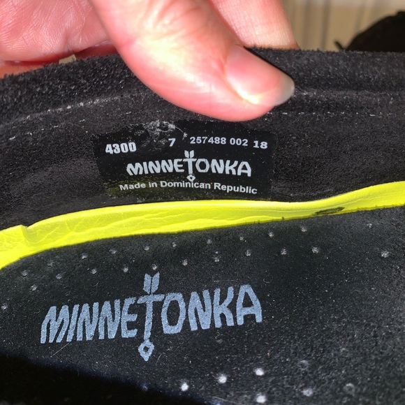 Minnetonka Women's Moccasins boat shoes Black Suede fringe Kilty plus flats 7 - Picture 8 of 8